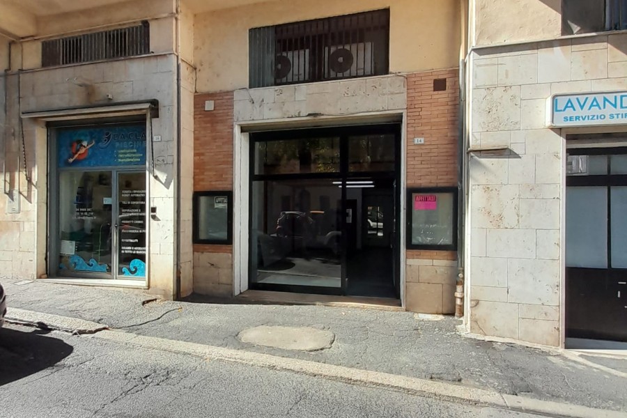 Immobile Commerciale - Negozio In Locazione, Bracciano